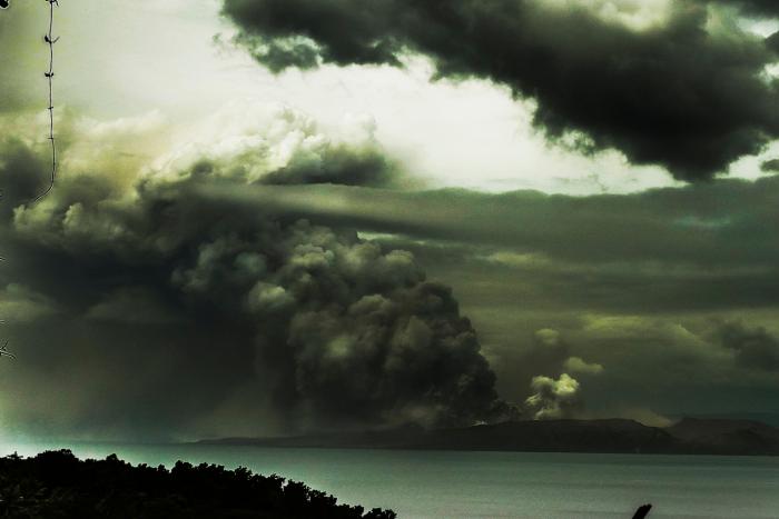 El volcán Taal ya ha desplazado a 30.000 personas y amenaza con una "erupción explosiva"
