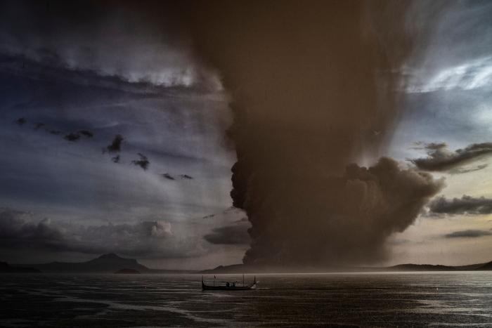 El volcán Taal ya ha desplazado a 30.000 personas y amenaza con una "erupción explosiva"