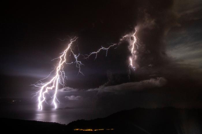 El volcán Taal ya ha desplazado a 30.000 personas y amenaza con una "erupción explosiva"
