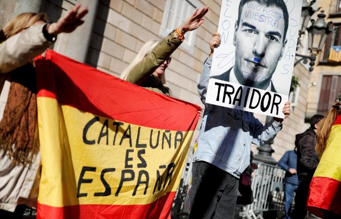 Esta foto arrasa con 8.000 retuits en menos de un día: fíjate en qué le han dibujado a Sánchez