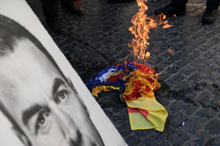 Esta foto arrasa con 8.000 retuits en menos de un día: fíjate en qué le han dibujado a Sánchez