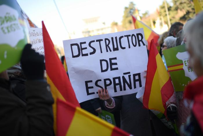 Esta foto arrasa con 8.000 retuits en menos de un día: fíjate en qué le han dibujado a Sánchez