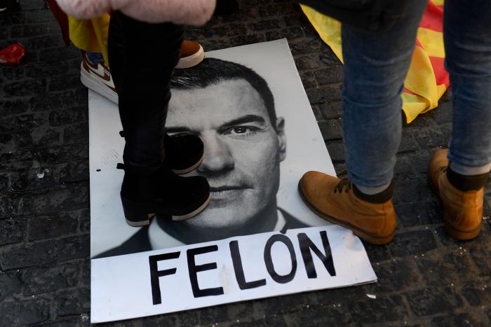 Esta foto arrasa con 8.000 retuits en menos de un día: fíjate en qué le han dibujado a Sánchez