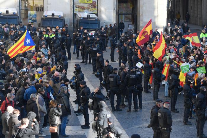 Esta foto arrasa con 8.000 retuits en menos de un día: fíjate en qué le han dibujado a Sánchez