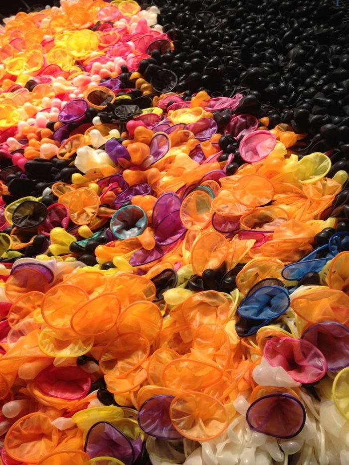 La foto de un recién nacido sujetando el DIU de su madre ya es viral