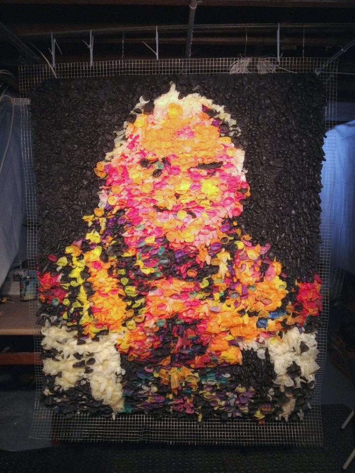 La foto de un recién nacido sujetando el DIU de su madre ya es viral