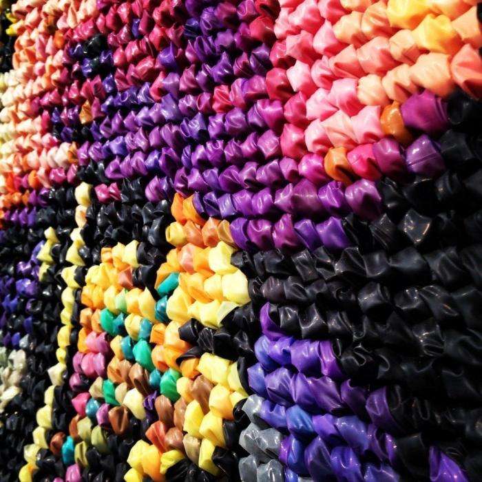 La foto de un recién nacido sujetando el DIU de su madre ya es viral