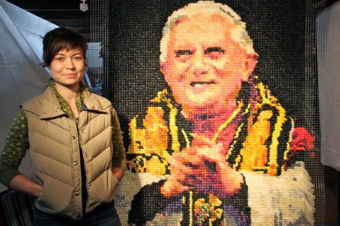 La foto de un recién nacido sujetando el DIU de su madre ya es viral