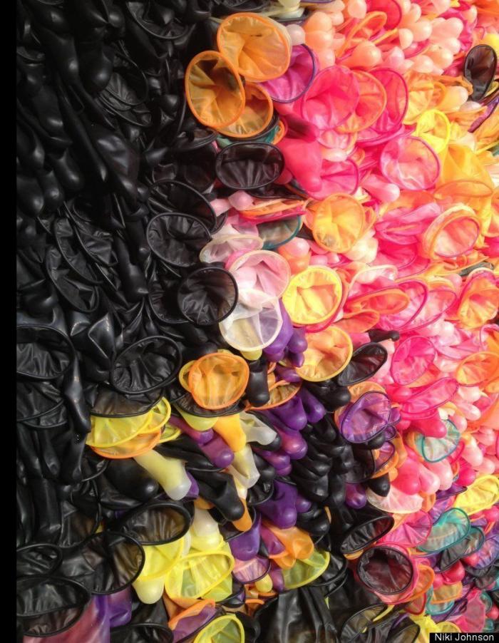 La foto de un recién nacido sujetando el DIU de su madre ya es viral