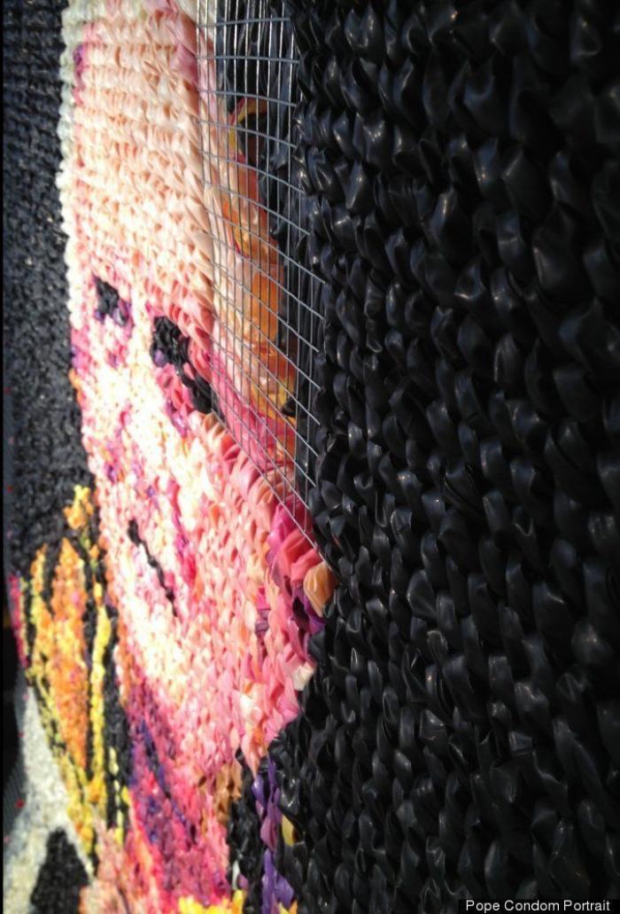 La foto de un recién nacido sujetando el DIU de su madre ya es viral