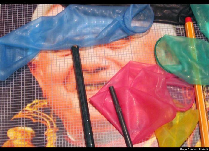 La foto de un recién nacido sujetando el DIU de su madre ya es viral