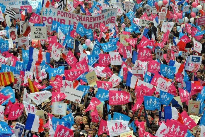 Decenas de miles de personas, contra el matrimonio gay en París: "Papá, mamá y los hijos ¡Es natural!" (FOTOS)