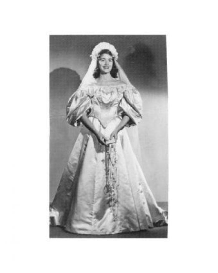 Todo el mundo ha visto este vestido de novia de 120 años de antigüedad, excepto una persona