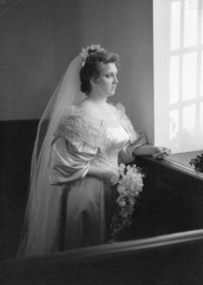 Todo el mundo ha visto este vestido de novia de 120 años de antigüedad, excepto una persona