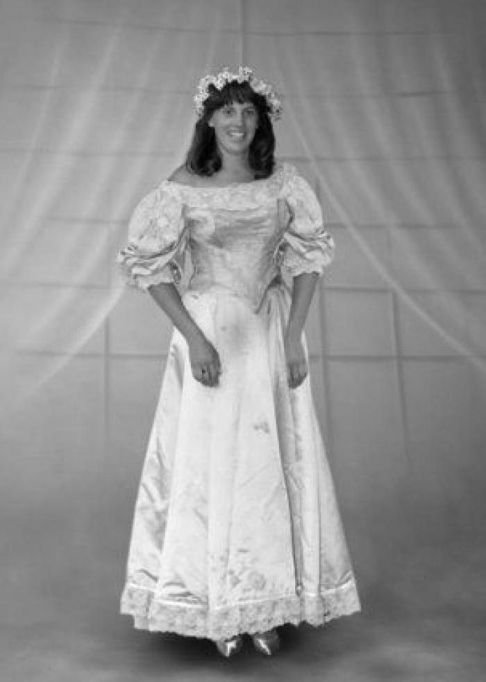Todo el mundo ha visto este vestido de novia de 120 años de antigüedad, excepto una persona