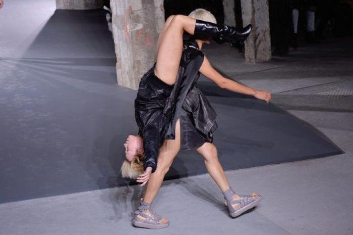 El diseñador Rick Owens presenta una colección en la que unas modelos cargan con otras en la pasarela