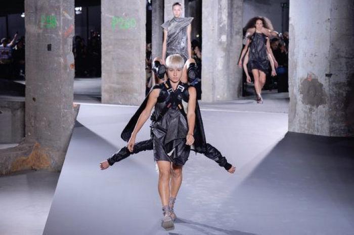 El diseñador Rick Owens presenta una colección en la que unas modelos cargan con otras en la pasarela