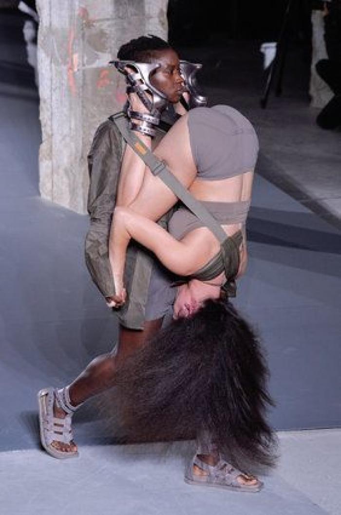 El diseñador Rick Owens presenta una colección en la que unas modelos cargan con otras en la pasarela
