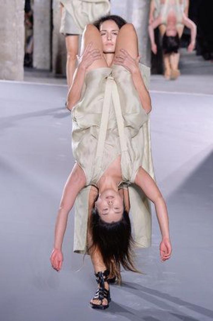 El diseñador Rick Owens presenta una colección en la que unas modelos cargan con otras en la pasarela