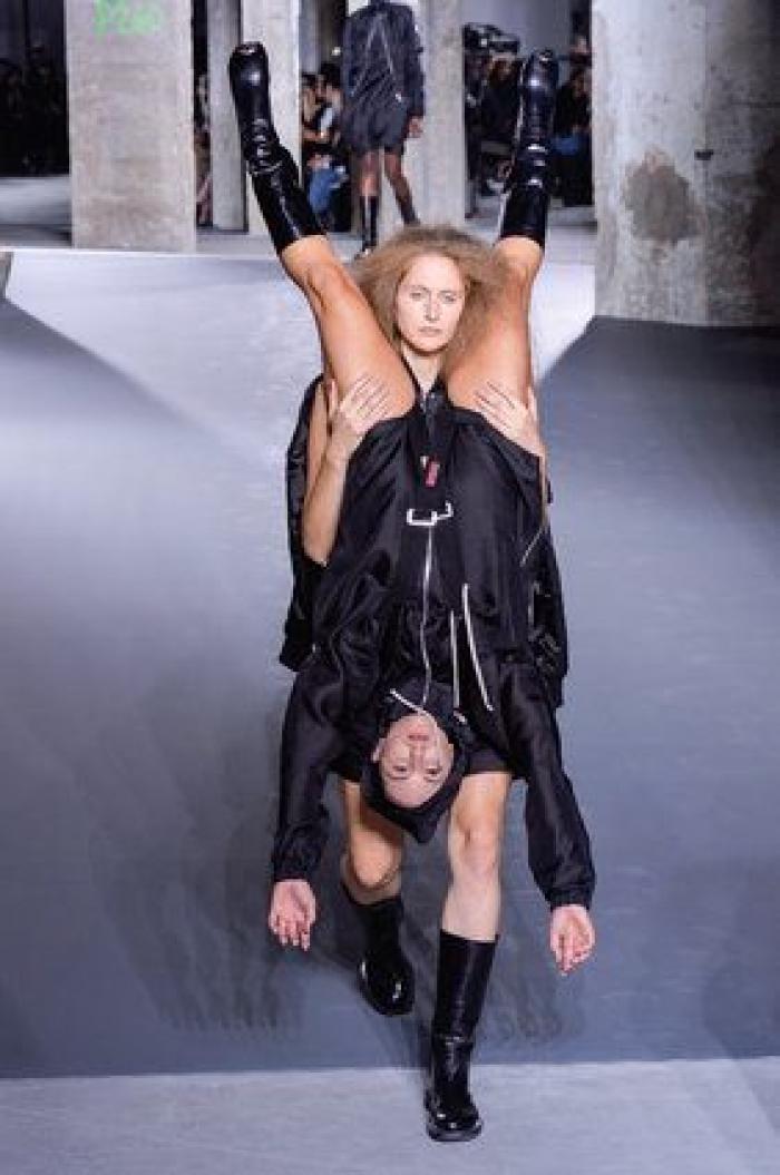 El diseñador Rick Owens presenta una colección en la que unas modelos cargan con otras en la pasarela