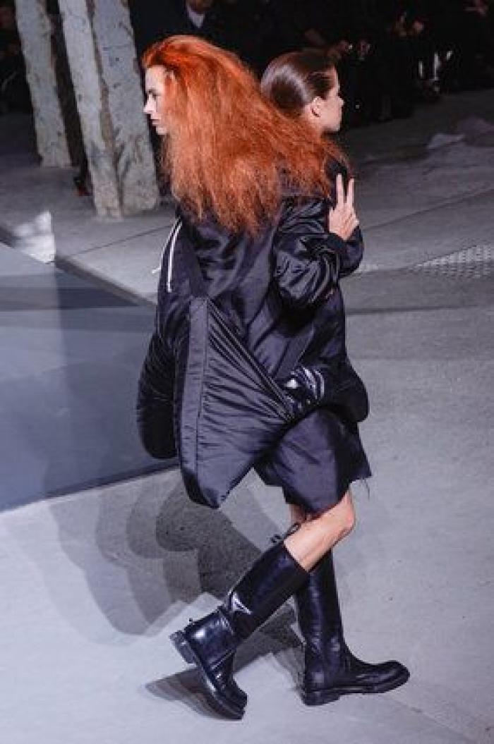 El diseñador Rick Owens presenta una colección en la que unas modelos cargan con otras en la pasarela