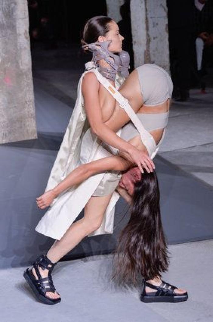 El diseñador Rick Owens presenta una colección en la que unas modelos cargan con otras en la pasarela