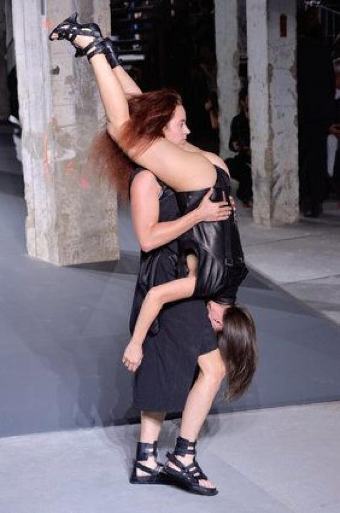 El diseñador Rick Owens presenta una colección en la que unas modelos cargan con otras en la pasarela