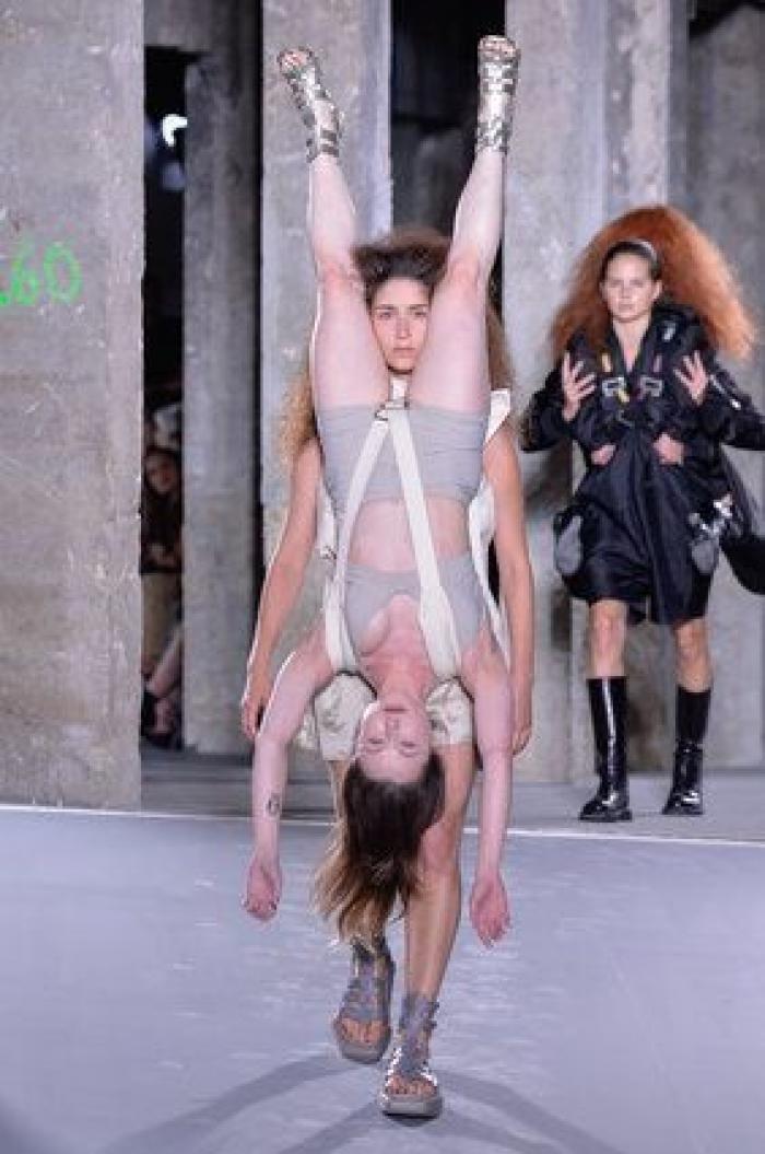 El diseñador Rick Owens presenta una colección en la que unas modelos cargan con otras en la pasarela