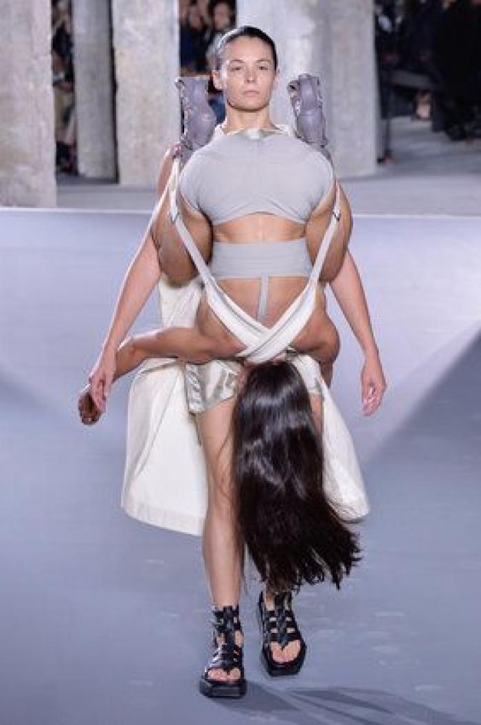 El diseñador Rick Owens presenta una colección en la que unas modelos cargan con otras en la pasarela