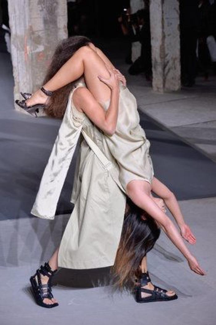 El diseñador Rick Owens presenta una colección en la que unas modelos cargan con otras en la pasarela