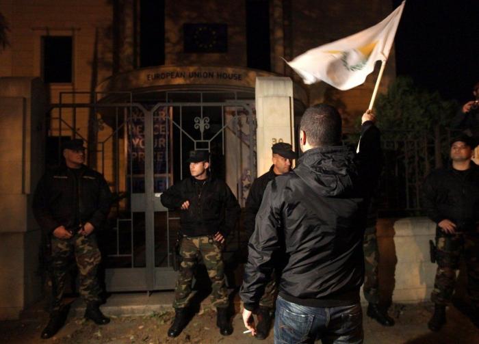 La UE acuerda el rescate de Chipre por 10.000 millones de euros (FOTOS)