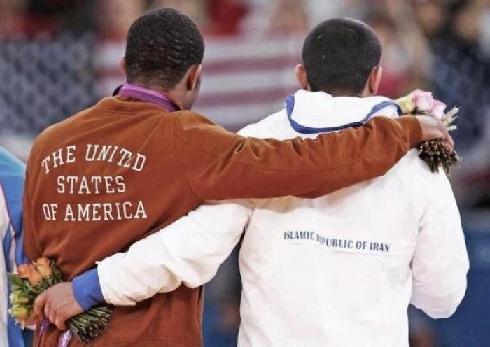 Canta la canción en lengua de signos para que sus padres, sordos, la entiendan (VÍDEO)