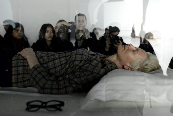 Tilda Swinton 'durmiendo' en una urna de cristal en el MOMA: la actriz participa en una performance (FOTOS)