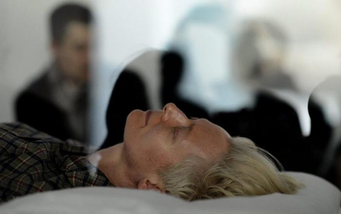 Tilda Swinton 'durmiendo' en una urna de cristal en el MOMA: la actriz participa en una performance (FOTOS)