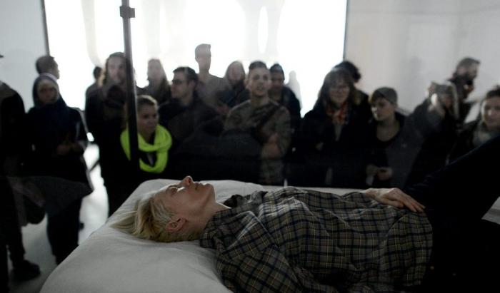 Tilda Swinton 'durmiendo' en una urna de cristal en el MOMA: la actriz participa en una performance (FOTOS)