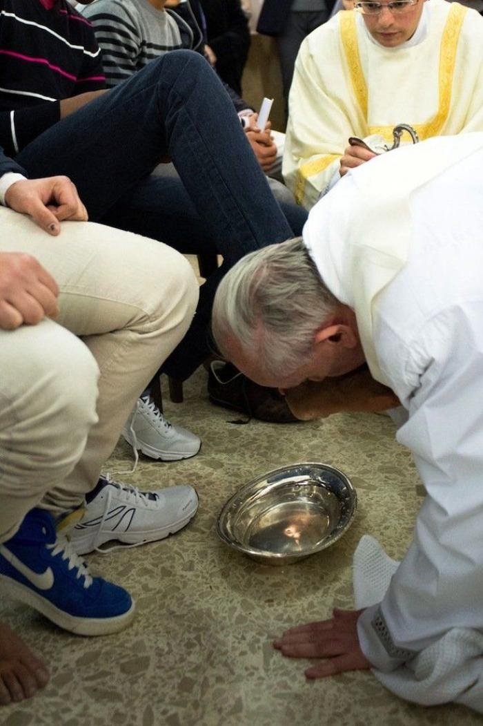 El Papa lava los pies de 12 presos y reivindica los curas con "olor de oveja" (FOTOS)