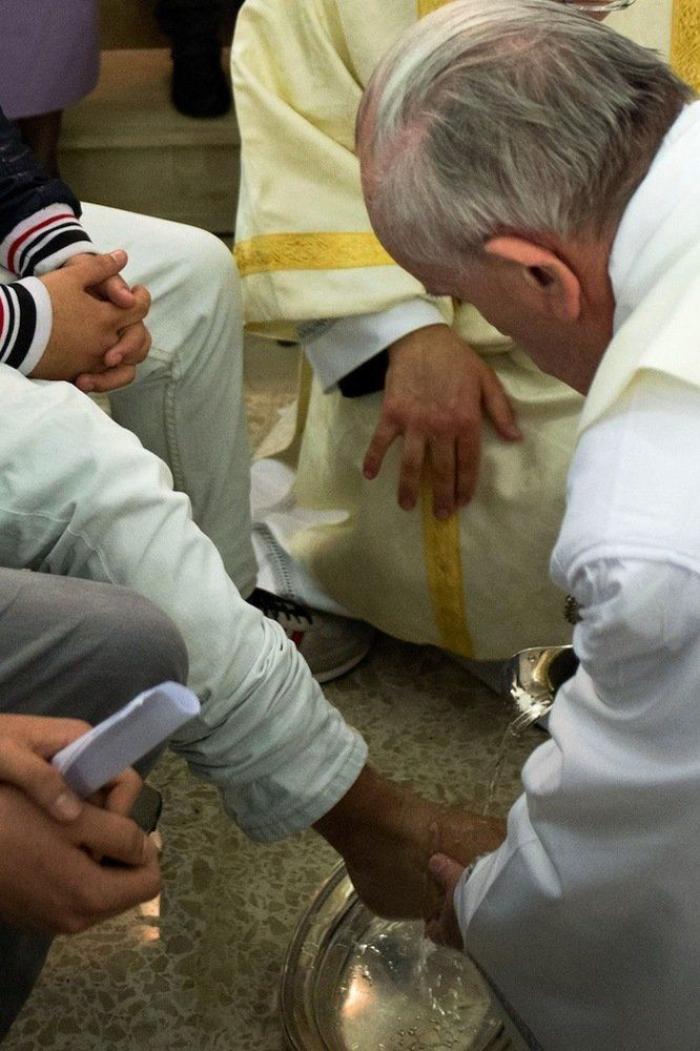 El Papa lava los pies de 12 presos y reivindica los curas con "olor de oveja" (FOTOS)