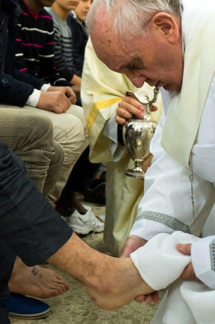 El Papa lava los pies de 12 presos y reivindica los curas con "olor de oveja" (FOTOS)