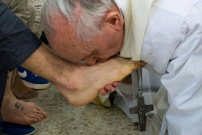 El Papa lava los pies de 12 presos y reivindica los curas con "olor de oveja" (FOTOS)