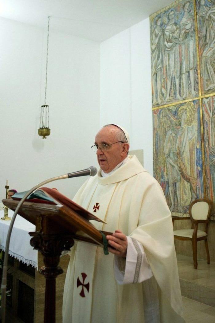 El Papa lava los pies de 12 presos y reivindica los curas con "olor de oveja" (FOTOS)