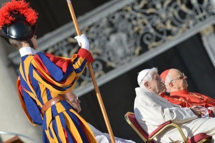 Francisco y Benedicto se reencuentran ante 40.000 ancianos (FOTOS)