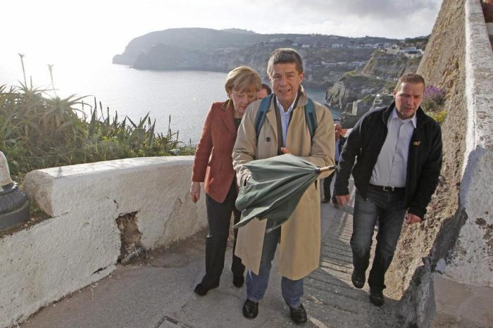 Merkel, de vacaciones en la isla sureña italiana de Ischia junto a su marido (FOTOS)