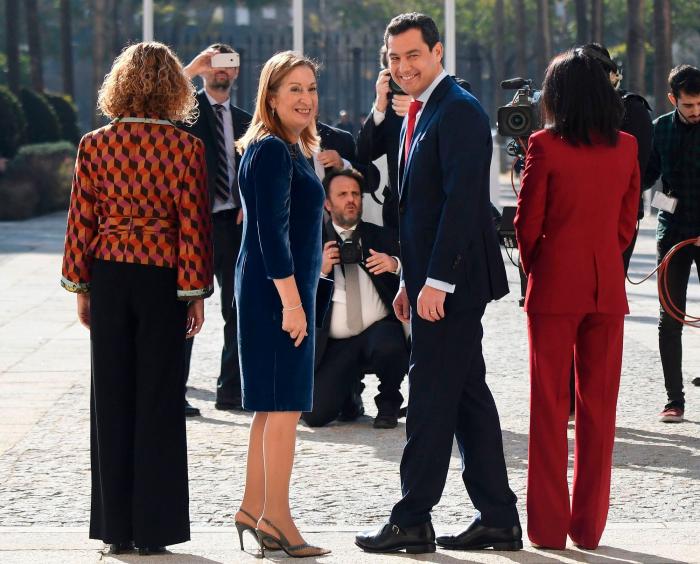 Moreno jura como presidente de la Junta prometiendo "beligerancia activa" frente a los que quieren "romper" España