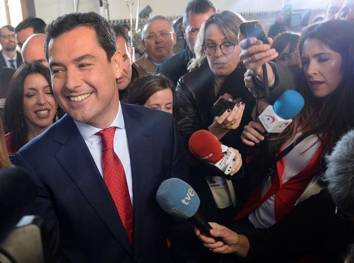 Moreno jura como presidente de la Junta prometiendo "beligerancia activa" frente a los que quieren "romper" España