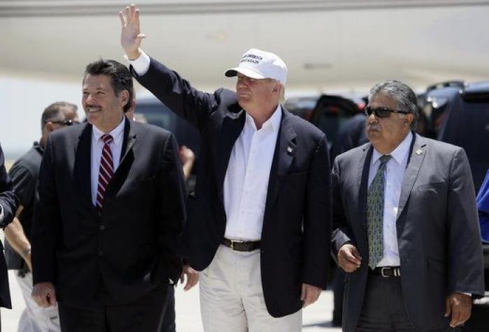 Esta foto es un cuadro: lo que pasa con Melania justo a la derecha de Trump arrasa en redes