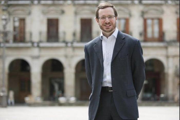 El aplaudido discurso de graduación de un chico gay en un colegio católico