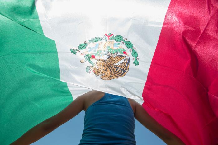 Esta foto es un cuadro: lo que pasa con Melania justo a la derecha de Trump arrasa en redes