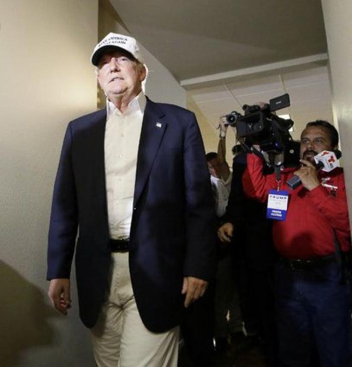 Esta foto es un cuadro: lo que pasa con Melania justo a la derecha de Trump arrasa en redes