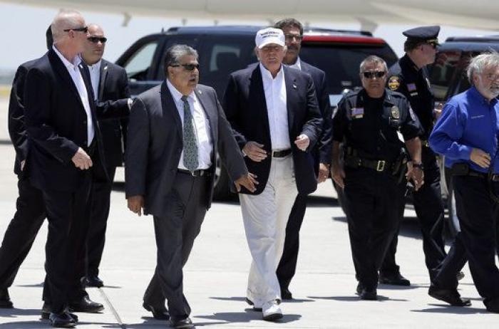 Esta foto es un cuadro: lo que pasa con Melania justo a la derecha de Trump arrasa en redes