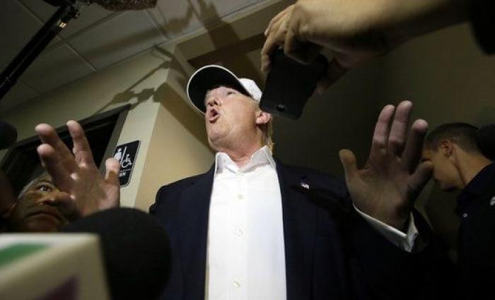 Esta foto es un cuadro: lo que pasa con Melania justo a la derecha de Trump arrasa en redes